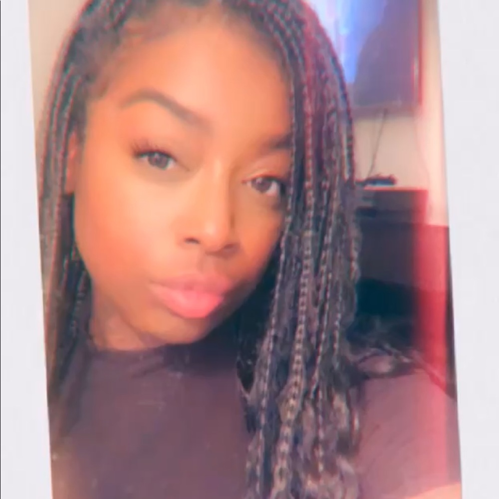 Meet your Posher, Monique